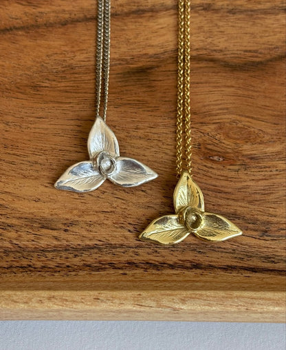 Monja Blanca Orchid Charm