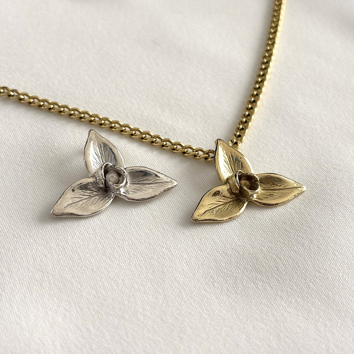 Monja Blanca Orchid Charm